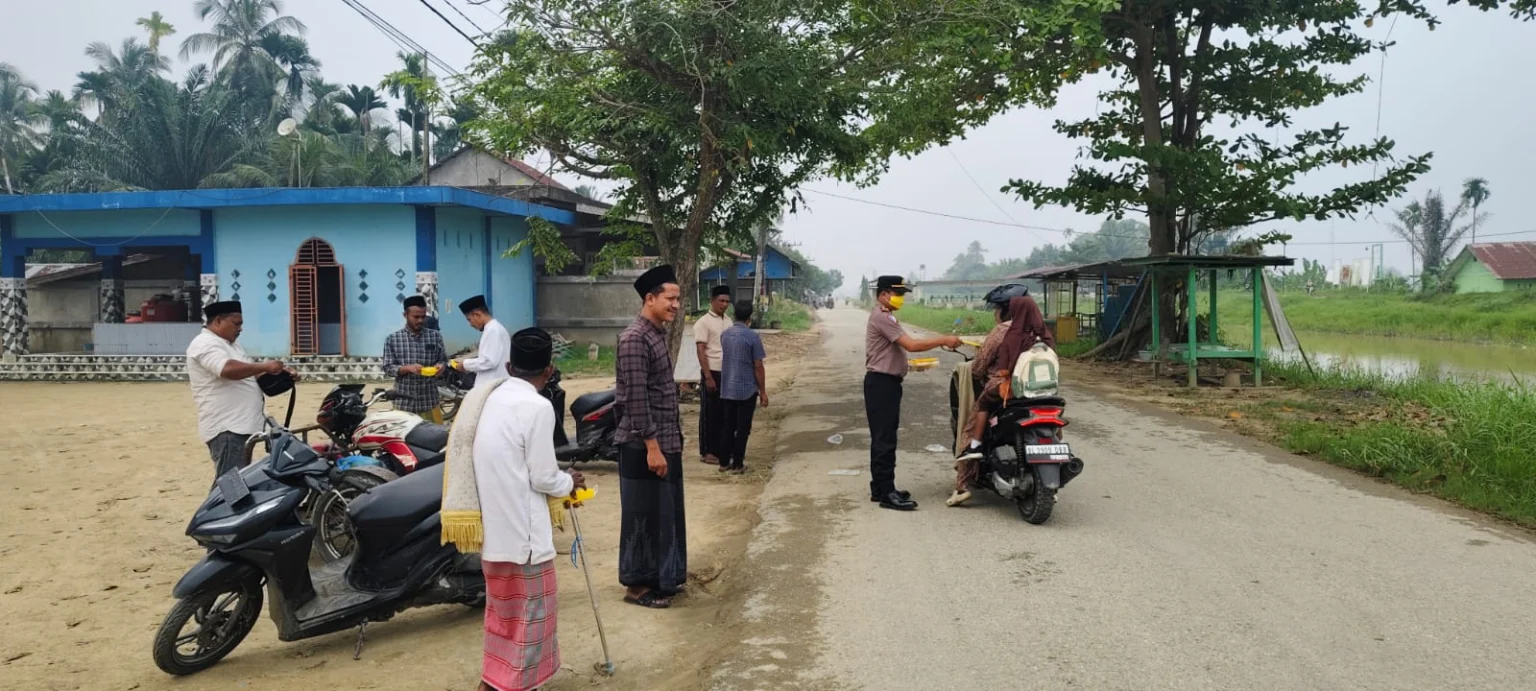 Respons Cepat Hadapi Kabut Asap, Kapolsek Langkahan Ipda Irvan Turun ke Jalan Bagikan Masker Demi Lindungi Kesehatan Masyarakat
