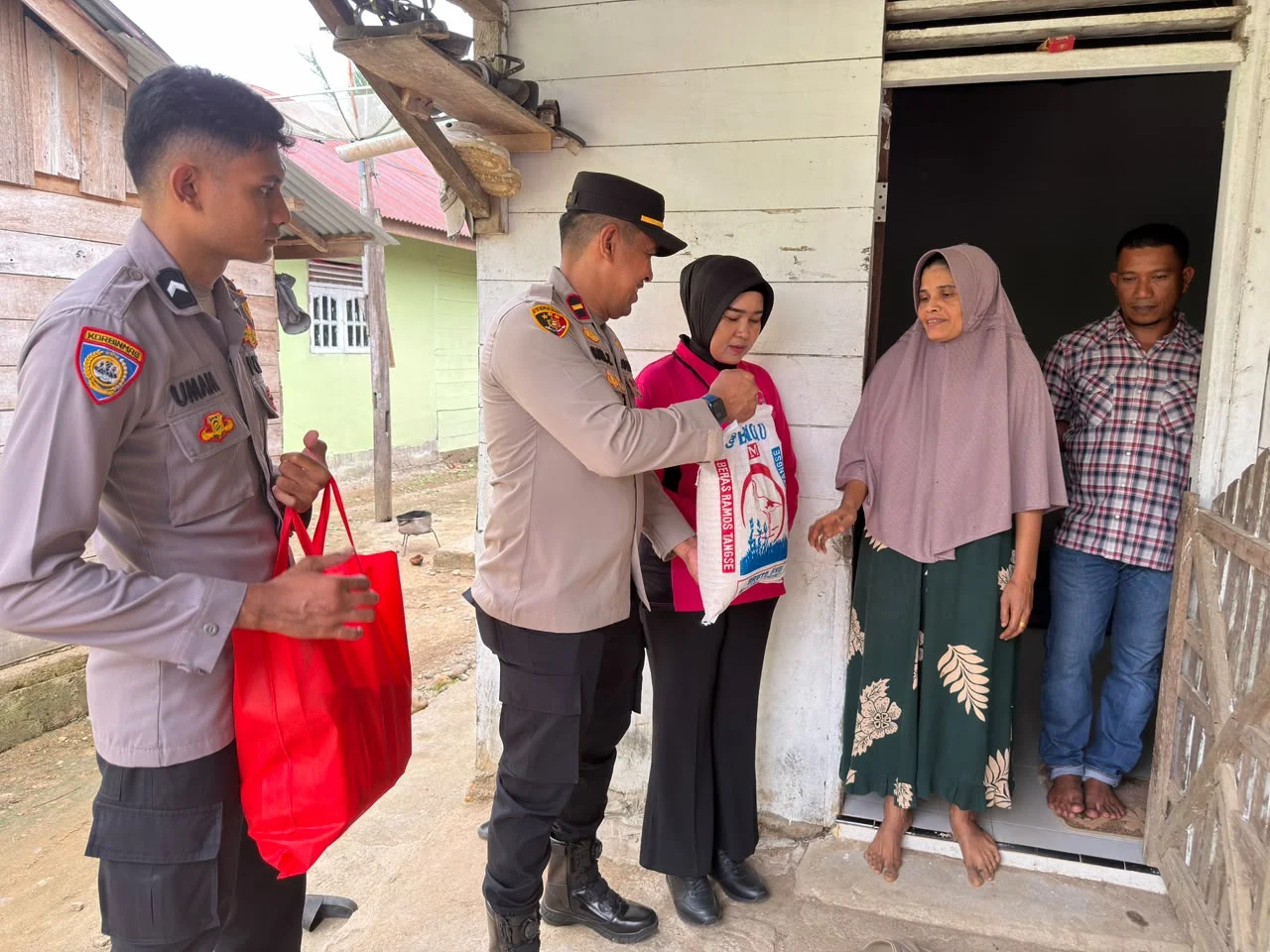 Bhayangkari Peduli HKGB ke-74, Polsek Simpang Keuramat Salurkan Bansos kepada 10 Masyarakat Kurang Mampu