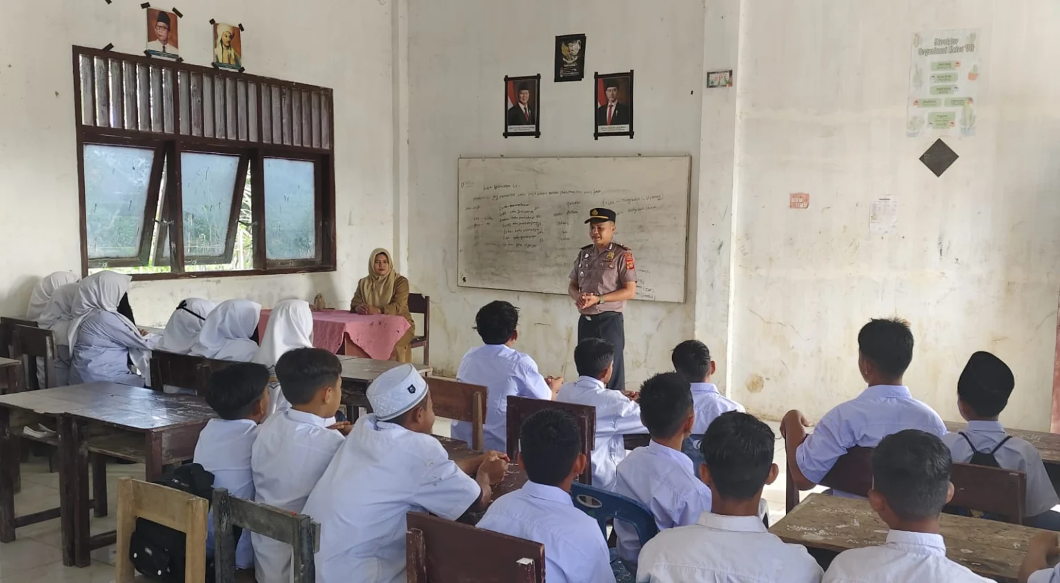 Saweu Sikula di SMPS Malem Diwa Langkahan, Kapolsek Langkahan Ipda Irvan Ajak Siswa Jauhi Narkoba dan Kenakalan Remaja
