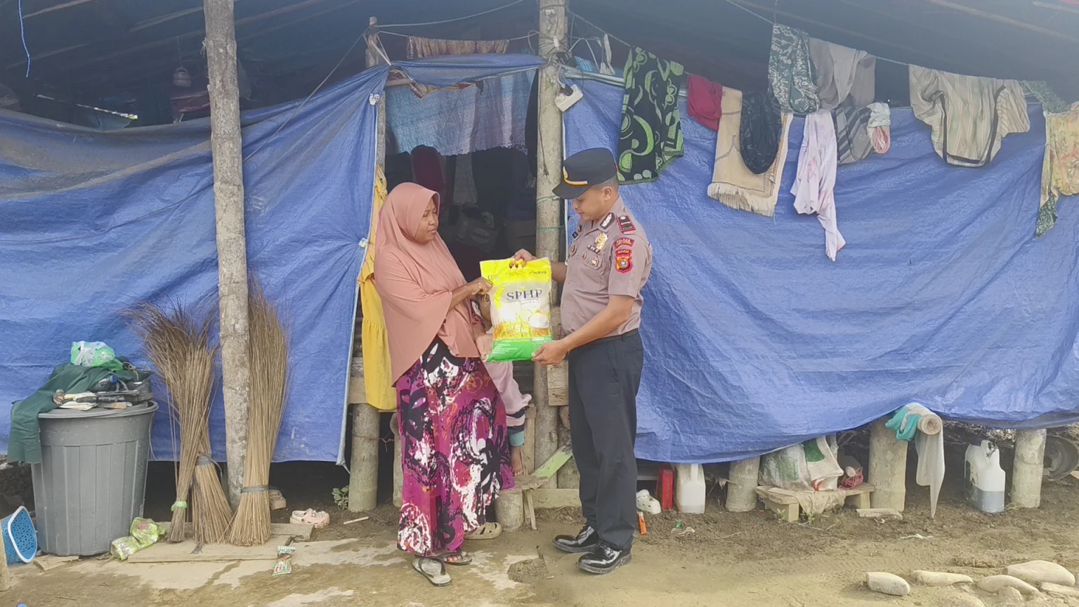Kapolsek Langkahan Ipda Irvan Melalui Program Geubibu Kembali Antar 20 Sak Beras ke Rumah Warga Miskin